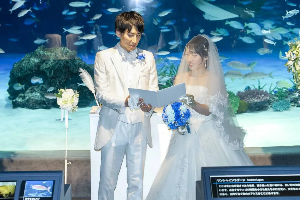 新郎の夢だった 水族館挙式を叶えたおふたり！ こだわりのドレスや